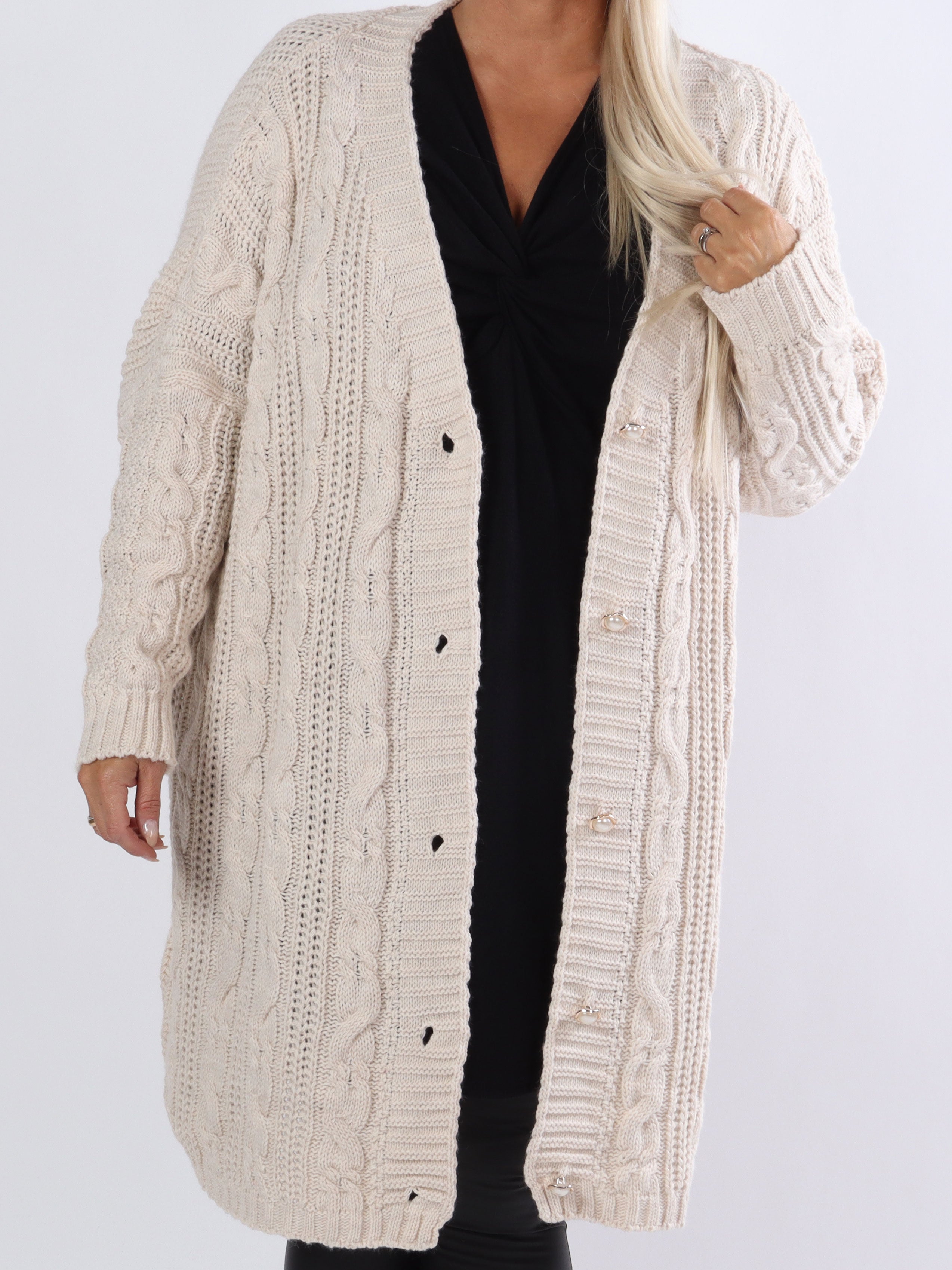 Noa - Plus size kofta med kabelstickning